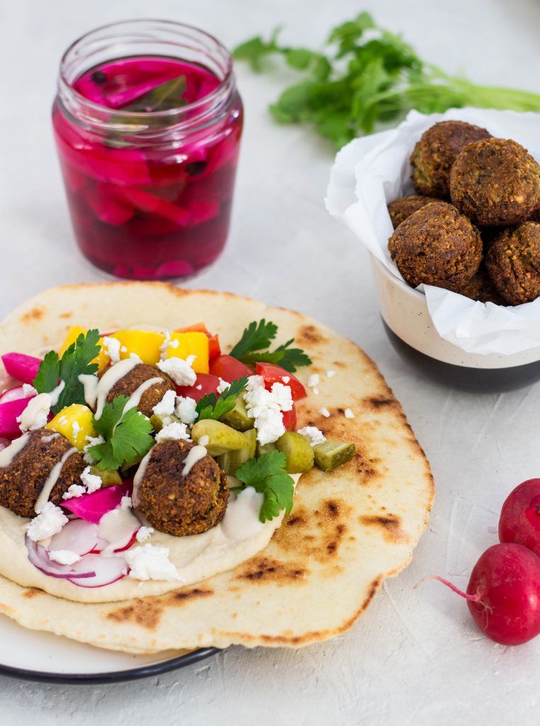 Flatbread z falafelem, hummusem i kiszoną rzepą