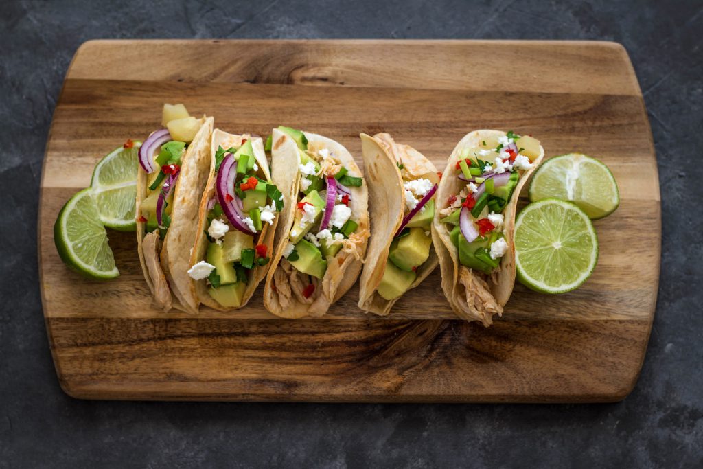 Taco z kurczakiem i salsą z ananasa i awokado