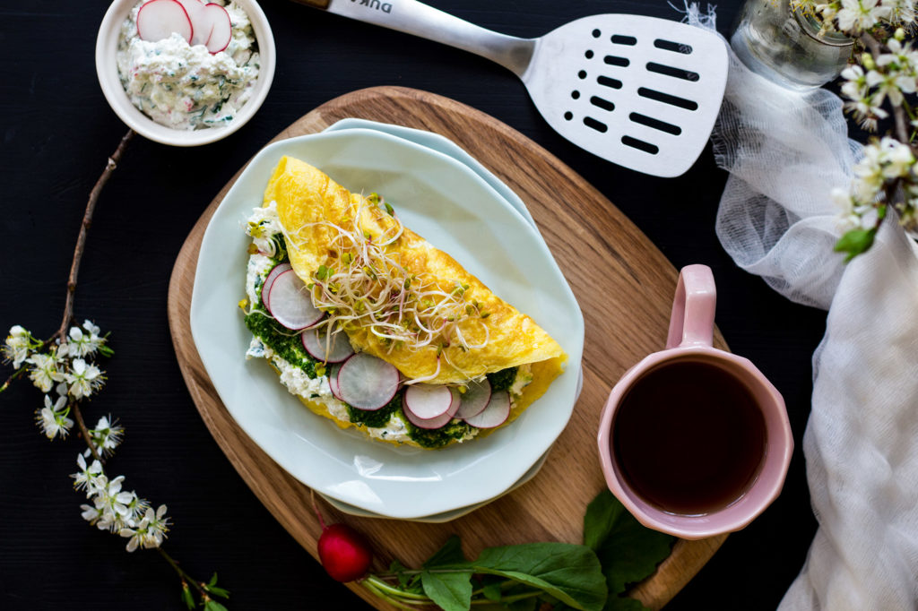 Omlet z ziołowym twarożkiem i pesto z liści rzodkiewki