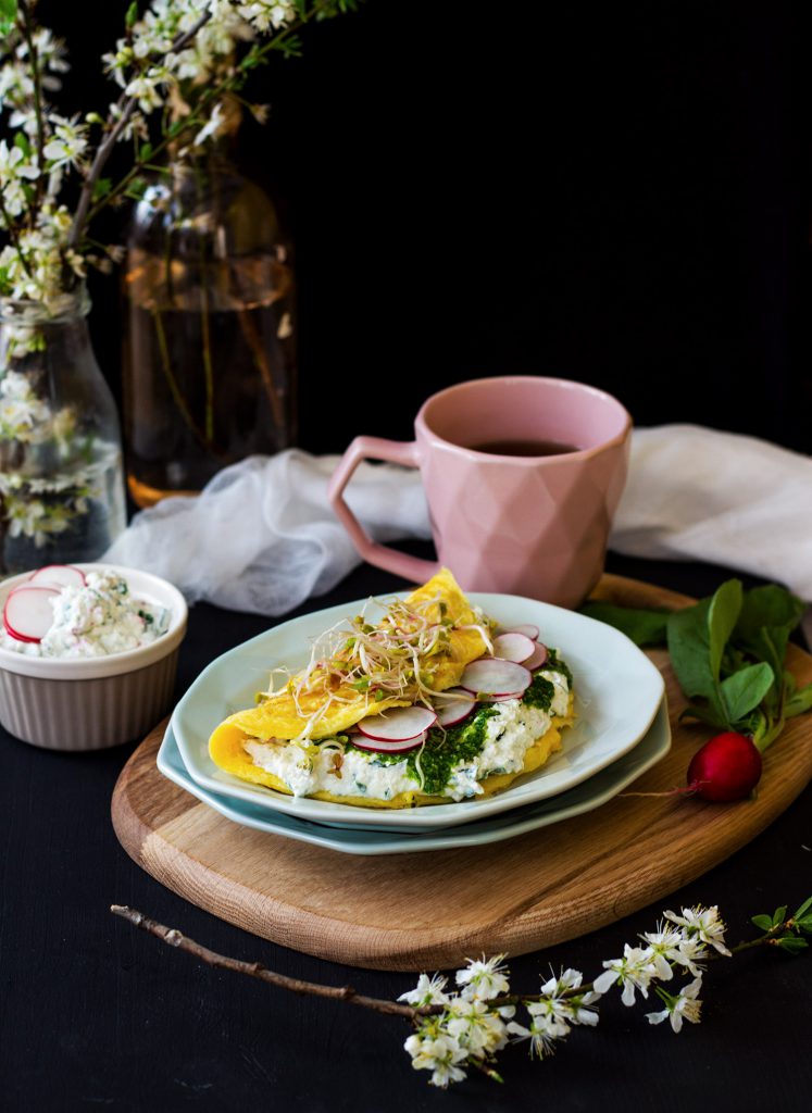 Omlet z ziołowym twarożkiem i pesto z liści rzodkiewki