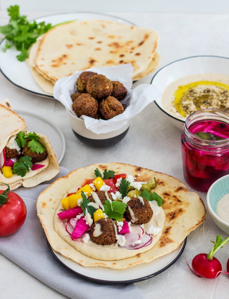 Flatbread z falafelem, hummusem i kiszoną rzepą