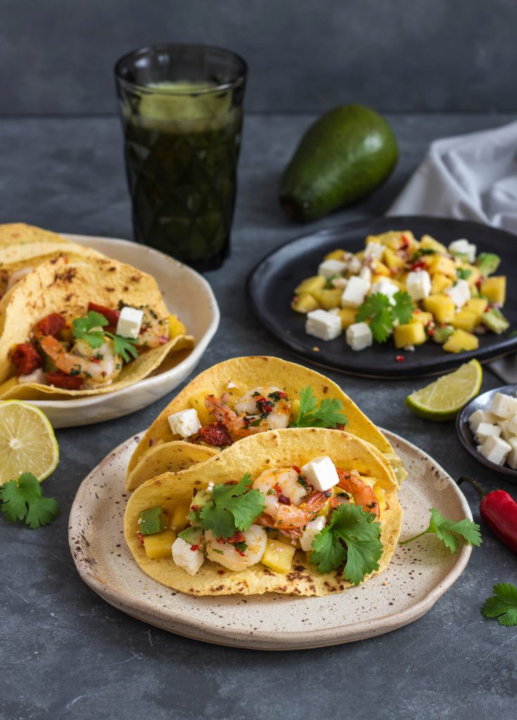 Taco z krewetkami, chorizo, mango i fetą