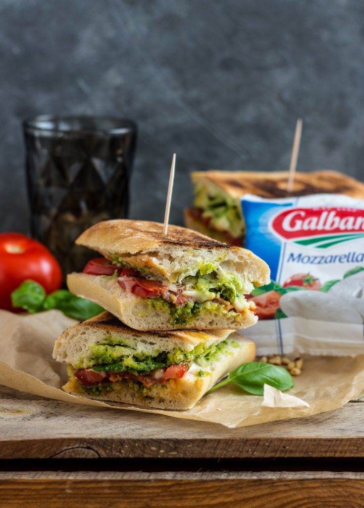 Włoskie panini z pesto, mozzarellą i pomidorami