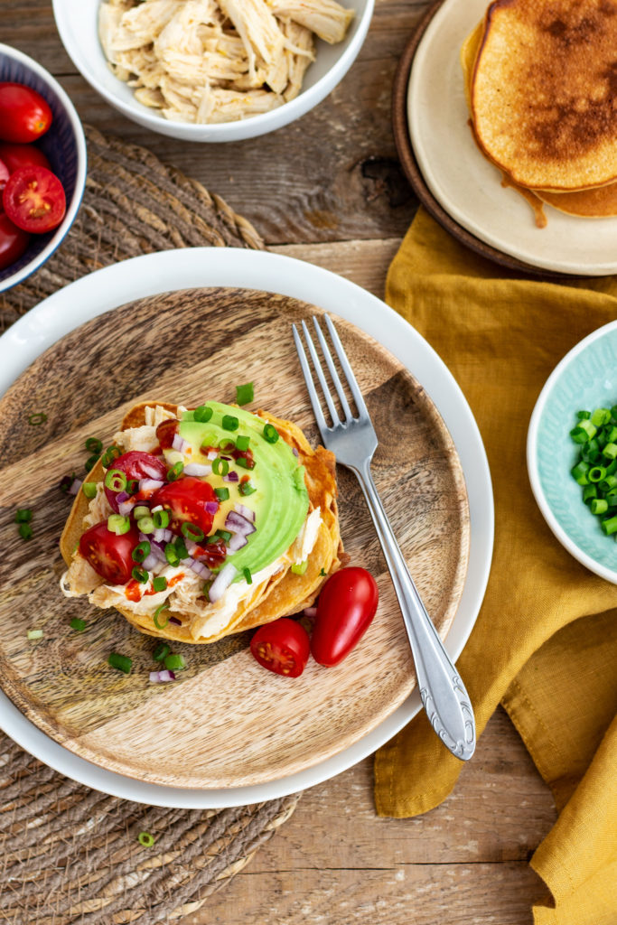 Pancakes z ciecierzycy z pomarańczowym kurczakiem i awokado