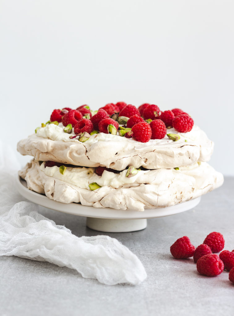 Tort bezowy z różanym kremem
