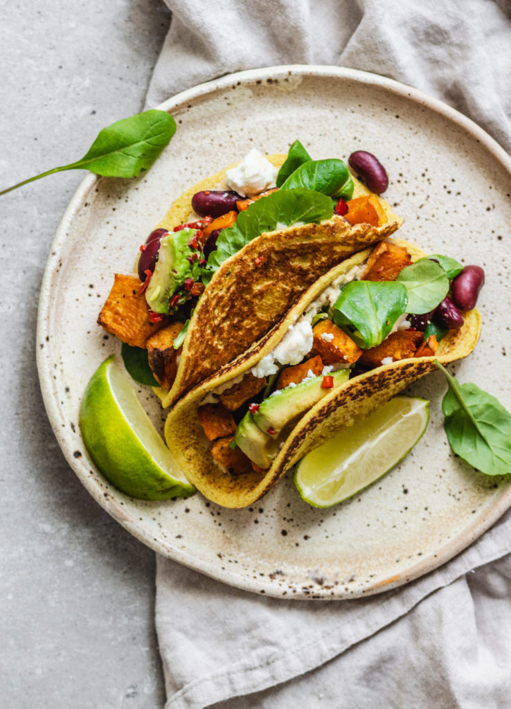 Ciecierzycowe taco z batatem i czerwoną fasolą