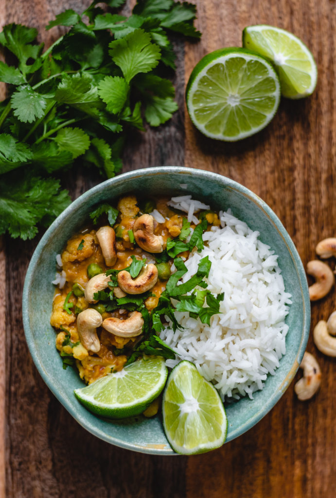 Curry z soczewicą i pieczony kalafiorem