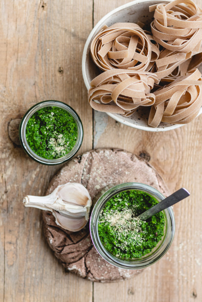 Pesto z liści kalarepy i awokado