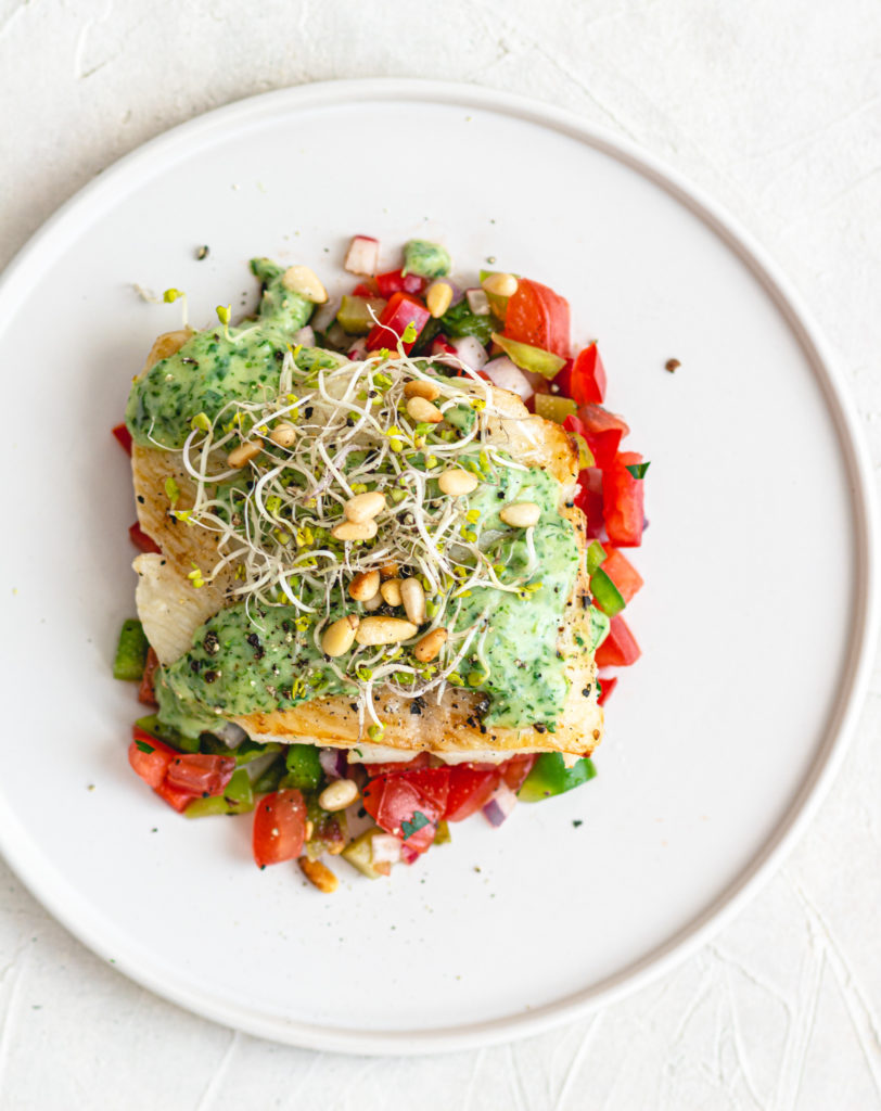 Pieczony halibut na chrupiącej sałatce