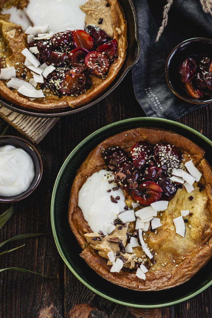 Dutch baby z pieczoną śliwką