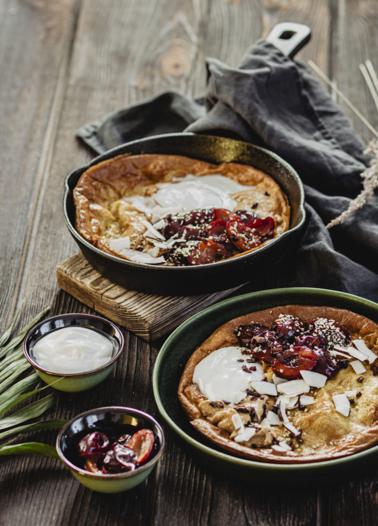 Dutch baby z pieczoną śliwką