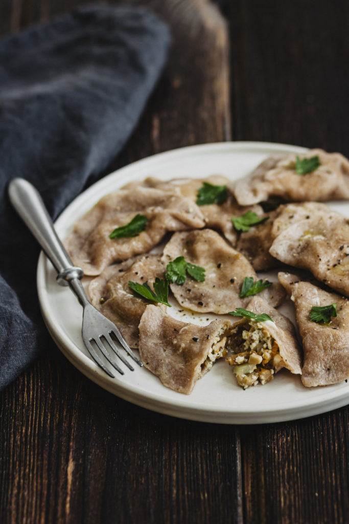 Orkiszowe pierogi z wędzonym twarogiem i kurkami