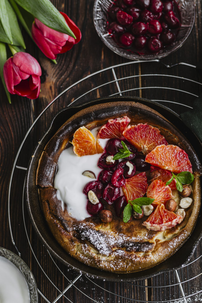 Dutch baby z pomarańczą i wiśniami