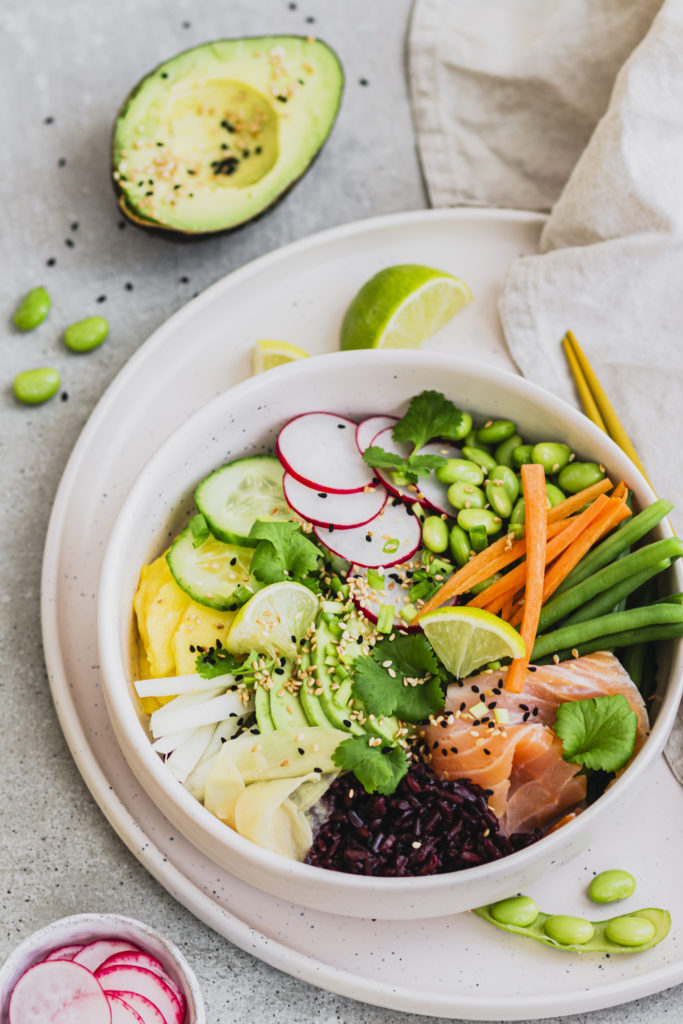 Poke bowl z łososiem