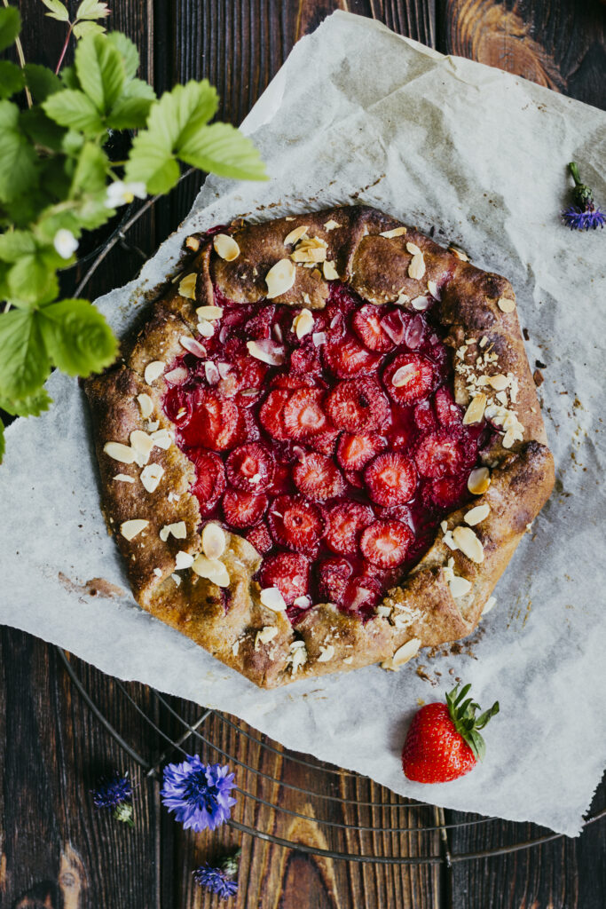 Galette z truskawkami i płatkami migdałówa